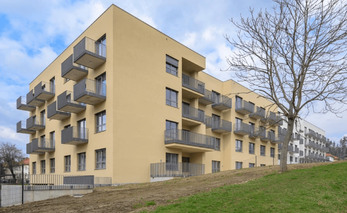 Dijaški in študentski dom v Velenju z balkoni in okni Ancora